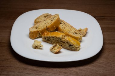 Bu yumuşak bisküvilerin kısa kabuklu pastalarının tatlılığı hafif tart notası ve kivi reçelinin parlak yeşil rengiyle mükemmel..