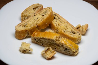 Bu yumuşak bisküvilerin kısa kabuklu pastalarının tatlılığı hafif tart notası ve kivi reçelinin parlak yeşil rengiyle mükemmel..