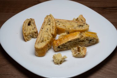 Bu yumuşak bisküvilerin kısa kabuklu pastalarının tatlılığı hafif tart notası ve kivi reçelinin parlak yeşil rengiyle mükemmel..