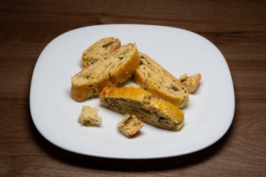 Bu yumuşak bisküvilerin kısa kabuklu pastalarının tatlılığı hafif tart notası ve kivi reçelinin parlak yeşil rengiyle mükemmel..