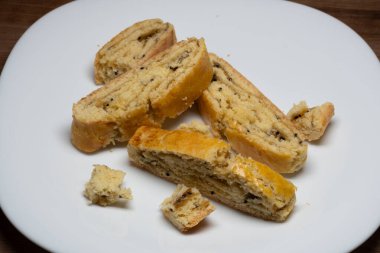 Bu yumuşak bisküvilerin kısa kabuklu pastalarının tatlılığı hafif tart notası ve kivi reçelinin parlak yeşil rengiyle mükemmel..