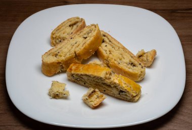 Bu yumuşak bisküvilerin kısa kabuklu pastalarının tatlılığı hafif tart notası ve kivi reçelinin parlak yeşil rengiyle mükemmel..