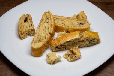 Bu yumuşak bisküvilerin kısa kabuklu pastalarının tatlılığı hafif tart notası ve kivi reçelinin parlak yeşil rengiyle mükemmel..