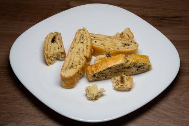 Bu yumuşak bisküvilerin kısa kabuklu pastalarının tatlılığı hafif tart notası ve kivi reçelinin parlak yeşil rengiyle mükemmel..