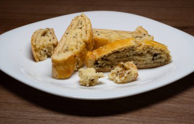 Bu yumuşak bisküvilerin kısa kabuklu pastalarının tatlılığı hafif tart notası ve kivi reçelinin parlak yeşil rengiyle mükemmel..