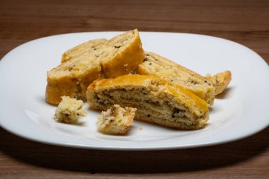 Bu yumuşak bisküvilerin kısa kabuklu pastalarının tatlılığı hafif tart notası ve kivi reçelinin parlak yeşil rengiyle mükemmel..