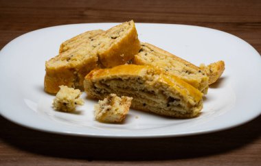 Bu yumuşak bisküvilerin kısa kabuklu pastalarının tatlılığı hafif tart notası ve kivi reçelinin parlak yeşil rengiyle mükemmel..