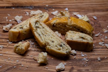 Bu yumuşak bisküvilerin kısa kabuklu pastalarının tatlılığı hafif tart notası ve kivi reçelinin parlak yeşil rengiyle mükemmel..