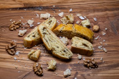 Bu yumuşak bisküvilerin kısa kabuklu pastalarının tatlılığı hafif tart notası ve kivi reçelinin parlak yeşil rengiyle mükemmel..