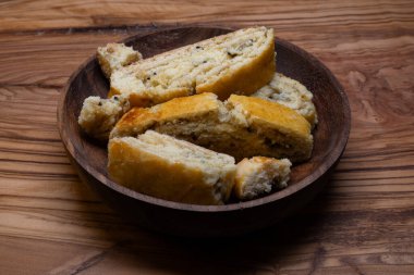 Bu yumuşak bisküvilerin kısa kabuklu pastalarının tatlılığı hafif tart notası ve kivi reçelinin parlak yeşil rengiyle mükemmel..