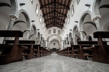 San Clemente Katedrali Teano şehrinin başlıca ibadet yeri ve Teano-Calvi piskoposluğunun merkezidir.