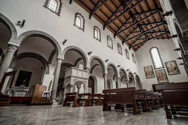 San Clemente Katedrali Teano şehrinin başlıca ibadet yeri ve Teano-Calvi piskoposluğunun merkezidir.