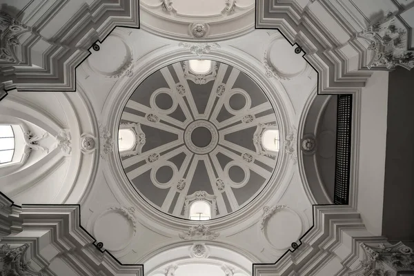 San Clemente Katedrali Teano şehrinin başlıca ibadet yeri ve Teano-Calvi piskoposluğunun merkezidir.