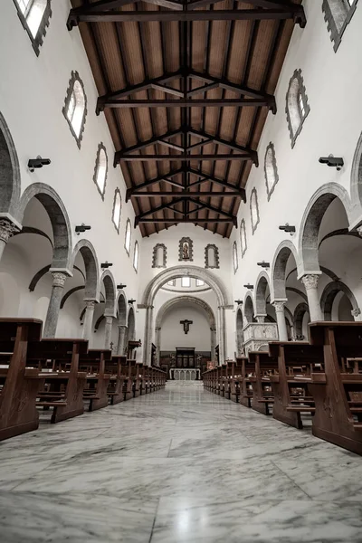 San Clemente Katedrali Teano şehrinin başlıca ibadet yeri ve Teano-Calvi piskoposluğunun merkezidir.