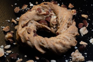 Taralli, daha çok taralli 'nzogna e pepe olarak bilinen domuz yağı ve karabiberin kalın tadını badem gevreğiyle birleştirir..