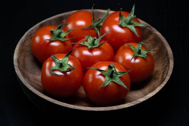 Çeri domates, kirazlara benzeyen küçük, yuvarlak, parlak kırmızı meyvelerle karakterize edilen bir domates türüdür. Tatlı, aromatik tadı, taze eti ve mükemmel raf ömrü için çok değerlidir..