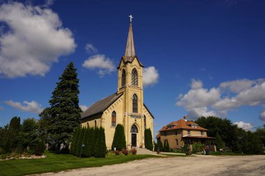 Fond du Lac, Wisconsin USA - 27 Eylül 2025: Tarihi Eski Hristiyan Kilisesi kırsalda halka hizmet ediyor.