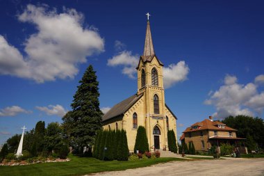 Fond du Lac, Wisconsin USA - 27 Eylül 2025: Tarihi Eski Hristiyan Kilisesi kırsalda halka hizmet ediyor.