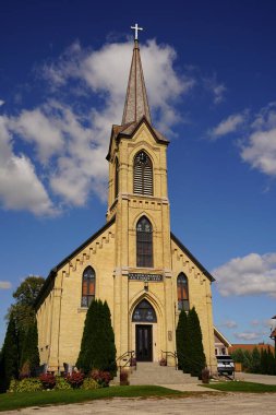 Fond du Lac, Wisconsin USA - 27 Eylül 2025: Tarihi Eski Hristiyan Kilisesi kırsalda halka hizmet ediyor.
