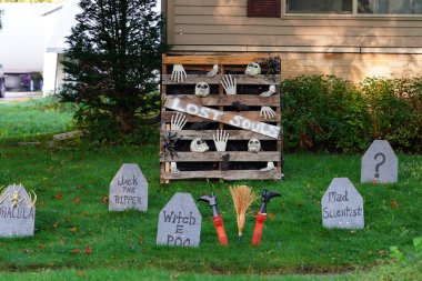 Yeni Lizbon, Wisconsin ABD - 2 Ekim 2025: Toplumun ev sahipleri evlerini ve bahçelerini 2025 yılı için korkunç cadılar bayramı gösterileriyle donattılar.