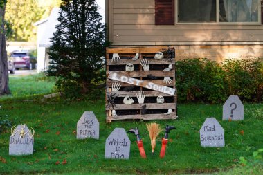 Yeni Lizbon, Wisconsin ABD - 2 Ekim 2025: Toplumun ev sahipleri evlerini ve bahçelerini 2025 yılı için korkunç cadılar bayramı gösterileriyle donattılar.