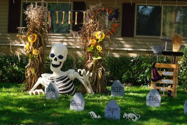 Yeni Lizbon, Wisconsin ABD - 2 Ekim 2025: Cemaat sahipleri evlerini ve bahçelerini 2025 Cadılar Bayramı süslemeleri ile donattılar.