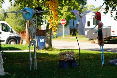 Yeni Lizbon, Wisconsin ABD - 2 Ekim 2025: Cemaat sahipleri evlerini ve bahçelerini 2025 Cadılar Bayramı süslemeleri ile donattılar.