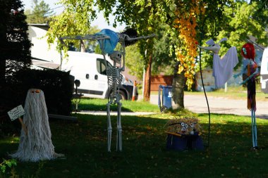 Yeni Lizbon, Wisconsin ABD - 2 Ekim 2025: Cemaat sahipleri evlerini ve bahçelerini 2025 Cadılar Bayramı süslemeleri ile donattılar.