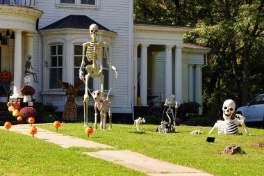 Yeni Lizbon, Wisconsin ABD - 2 Ekim 2025: Toplumun ev sahipleri evlerini ve bahçelerini 2025 yılı için korkunç cadılar bayramı gösterileriyle donattılar.