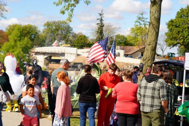 Parkta büyük bir grup insan.