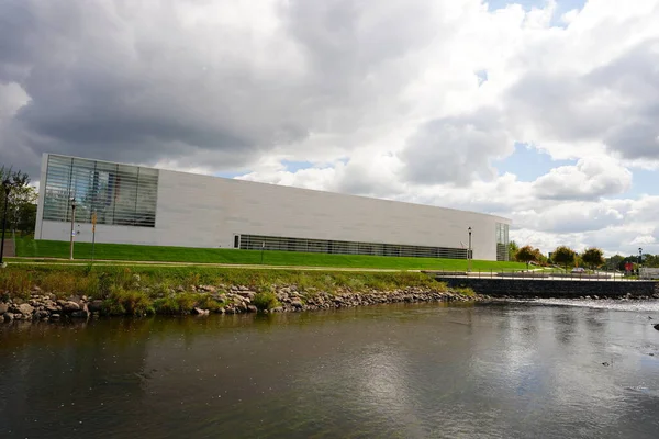 West Bend, Wisconsin USA - 27 Eylül 2025: West Bend, Wisconsin Sanat Müzesi.