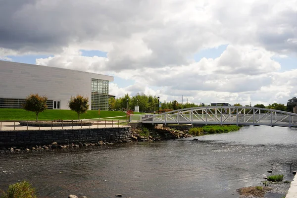 West Bend, Wisconsin USA - 27 Eylül 2025: West Bend, Wisconsin Sanat Müzesi.