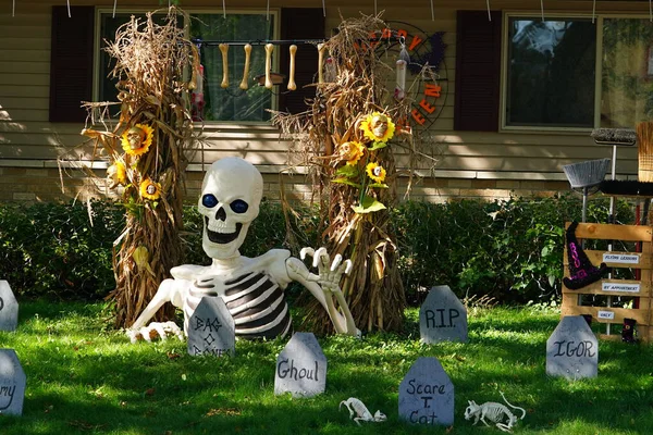 Yeni Lizbon, Wisconsin ABD - 2 Ekim 2025: Cemaat sahipleri evlerini ve bahçelerini 2025 Cadılar Bayramı süslemeleri ile donattılar.