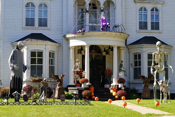 Yeni Lizbon, Wisconsin ABD - 2 Ekim 2025: Cemaat sahipleri evlerini ve bahçelerini 2025 Cadılar Bayramı süslemeleri ile donattılar.