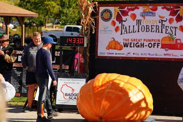 Fond du Lac, Wisconsin USA - 11 Ekim 2025: Sonbahar festivali sırasında balkabağı büyüme yarışması için tartılan dev turuncu balkabakları.