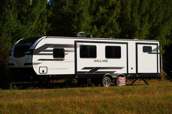 Beyaz karavan ormanın ortasında duruyor..