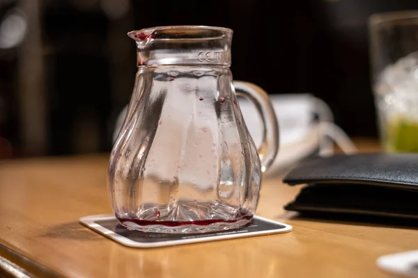 木製のテーブルの上には空のワインカフェがあり — ストック写真