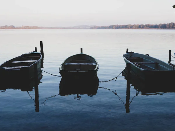 Большом Озере Берегу Пришвартовано Много Гребных Лодок — стоковое фото