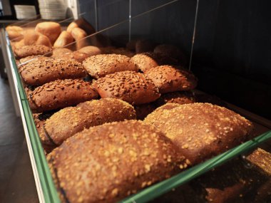 Bir fırının vitrininde çok çeşitli hamur işleri sunulur.