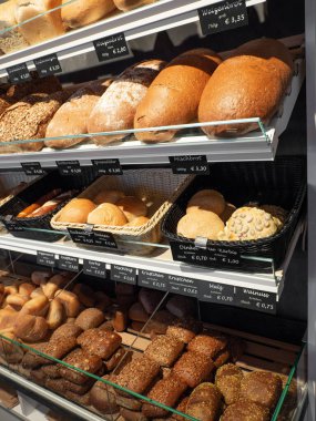 Bir fırının vitrininde çok çeşitli hamur işleri sunulur.