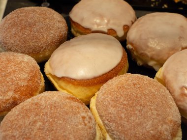 Bir fırının vitrininde çok çeşitli hamur işleri sunulur.