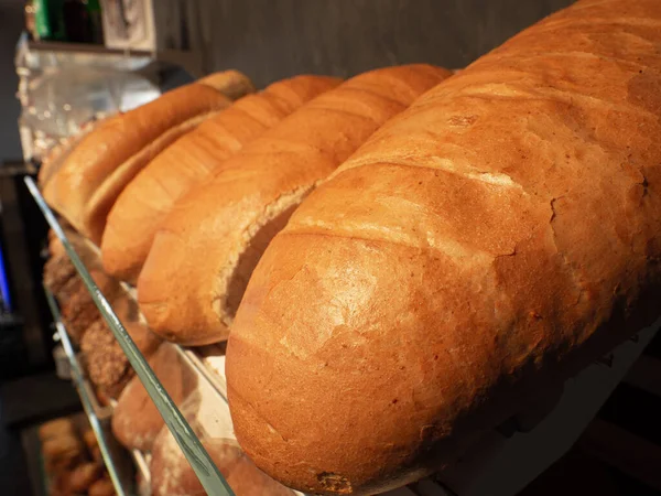 Exhibición Una Panadería Hay Una Amplia Variedad Productos Horneados Para — Foto de Stock