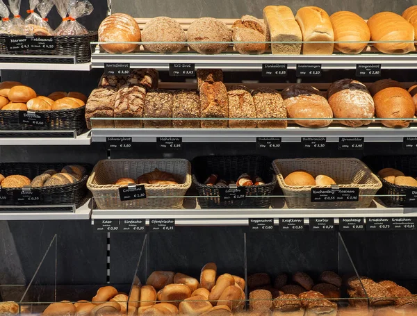 Bir fırının vitrininde çok çeşitli hamur işleri sunulur.