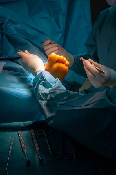 Cirurgião Faz Uma Incisão Com Bisturi — Fotografia de Stock