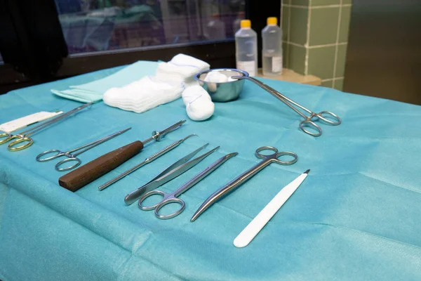 Csavar Eltávolítására Szolgáló Sebészeti Műszerek Egy Műtőasztalon Vannak — Stock Fotó