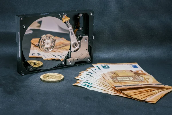 Bitcoin Куча Банкнот Евро Жесткий Диск Лежат Бок Бок Темном — стоковое фото
