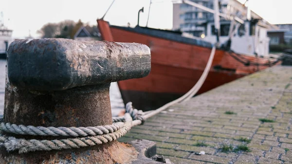 Ein Boot Wird Hafen Mit Einem Großen Seil Einem Stahlpoller — Stockfoto