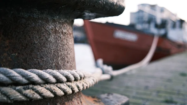 Μια Βάρκα Είναι Δεμένη Μια Ατσάλινη Σανίδα Στο Λιμάνι Ένα — Φωτογραφία Αρχείου