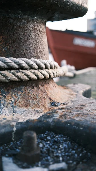 Човен Кріпиться Сталевого Болларда Гавані Великою Мотузкою — стокове фото