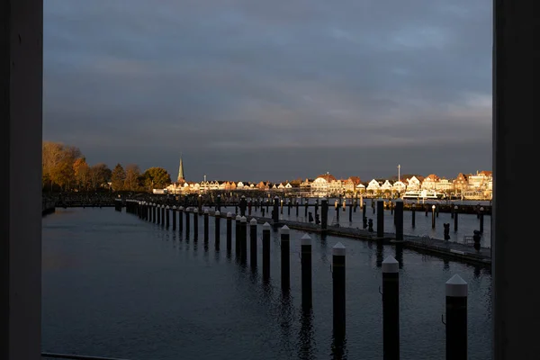 Panorama Luebeck Travemnde Jest Oświetlona Przez Wschodzące Słońce Niebo Jest — Zdjęcie stockowe